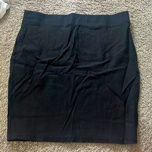 Black fitted skirt